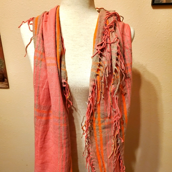 Scarf with fringe - Picture 2 of 4